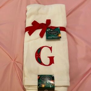 NWT Set of 2 “G” Holiday Hand Towels